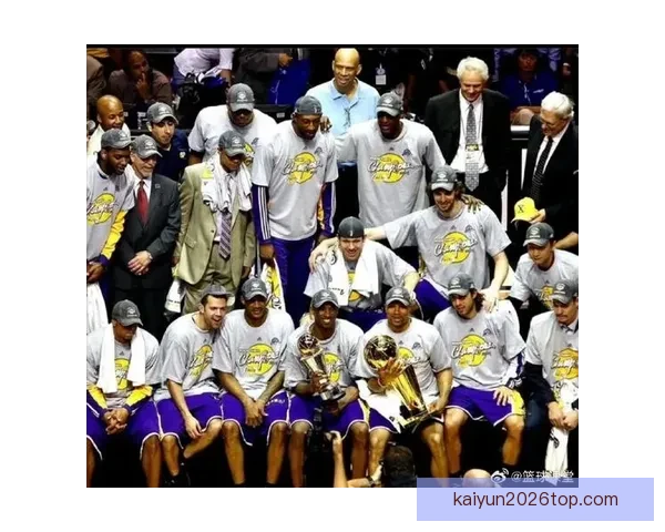 好久不见38岁拜纳姆现身洛杉矶骑行昔日湖人双冠功臣再引球迷回忆